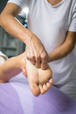 Kadın, elleriyle ayak masajı yapıyor. Güzellik vücut bakımı konsepti.