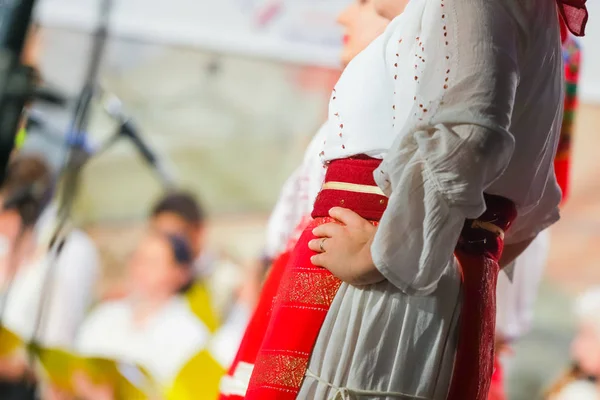 Close-up van detail van de jonge Roemeense danseres traditionele folkloristische kostuum. Folklore van Roemenië — Stockfoto