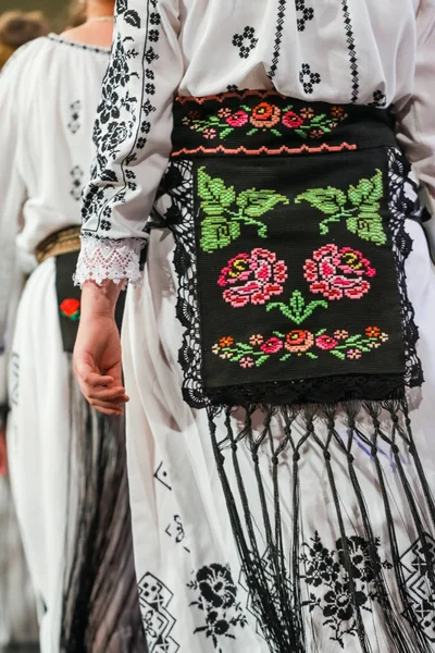 Detailní záběr na mladou rumunskou tanečnici v tradičním folklorním kostýmu. Folklór Rumunska — Stock fotografie