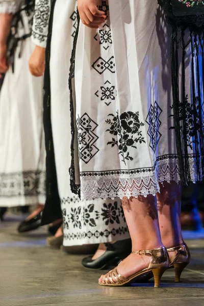 Primer plano de las piernas de las jóvenes bailarinas rumanas en traje folclórico tradicional. Folklore de Rumania —  Fotos de Stock