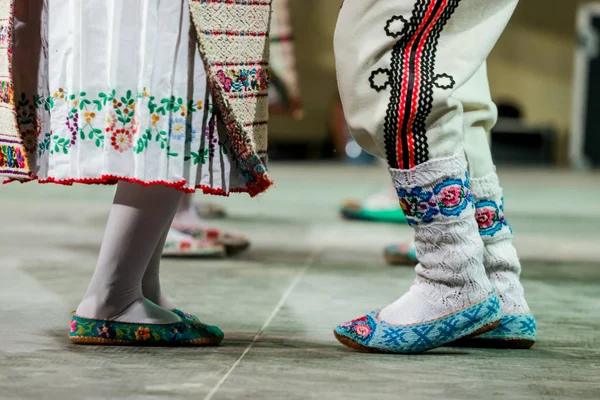 Close up de meias de lã em pernas de jovens dançarinos romenos femininos e masculinos em traje folclórico tradicional. Folclore da Roménia — Fotografia de Stock