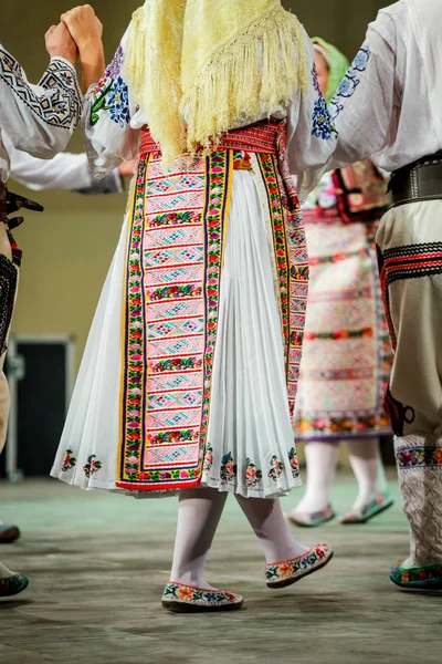 Zamknij nogi młodej rumuńskiej tancerki w tradycyjnym stroju folklorystycznym. Folklor Rumunii — Zdjęcie stockowe