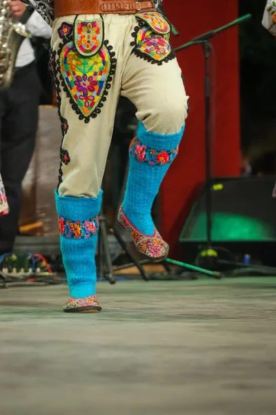 Primer plano de calcetines de lana azul en las piernas de la joven bailarina rumana en traje folclórico tradicional. Folklore de Rumania —  Fotos de Stock