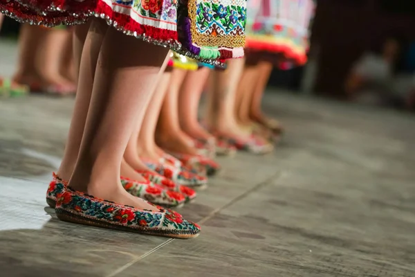 전통 민속 의상을 입은 젊은 루마니아 여성 댄서들의 다리를 가까이 서 본 것이다. 루마니아의 민간전승 — 스톡 사진