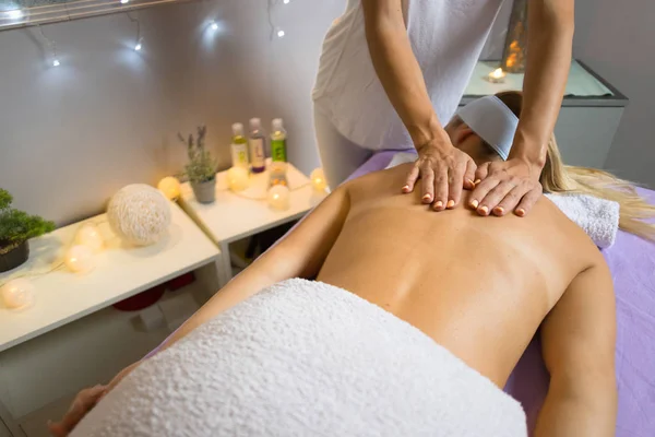 Massage relaxant du dos féminin avec les mains. Beauté corps soin de la peau concept de traitement . — Photo