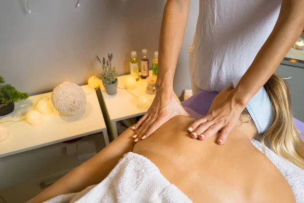 Massage relaxant du dos féminin avec les mains. Beauté corps soin de la peau concept de traitement . — Photo
