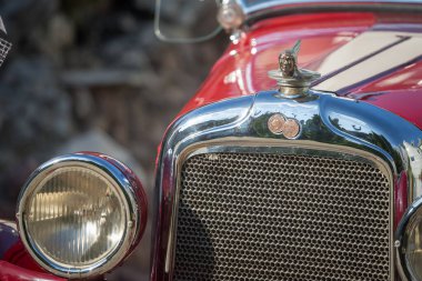 Pancevo, Sırbistan - 27 Eylül 2019: Koleksiyoncular müzesinin bahçesine park edilmiş 1928 Pontiac arabasının ön tarafı.