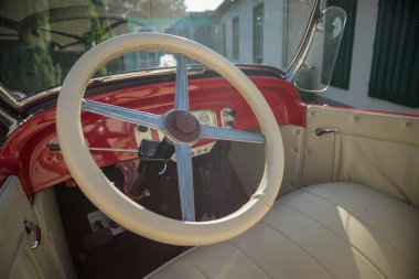 Pancevo, Sırbistan - 27 Eylül 2019: Koleksiyoncular müzesinin avlusuna park edilmiş 1928 Pontiac model kırmızı arabanın direksiyonu.