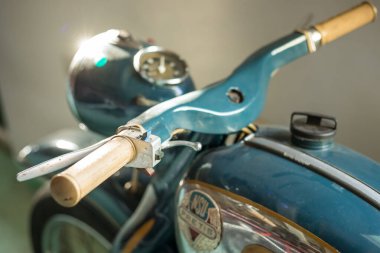 Pancevo, Sırbistan - 27 Eylül 2019: Koleksiyoncular Müzesi 'ne park edilmiş eski motorsiklet kolu.