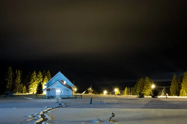 Vestígios Neve Que Levam Pequena Casa Casa Isolada Noite Inverno — Fotografia de Stock