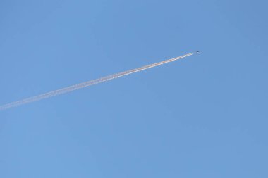 Açık bir gökyüzünde uçağın izini sürmek