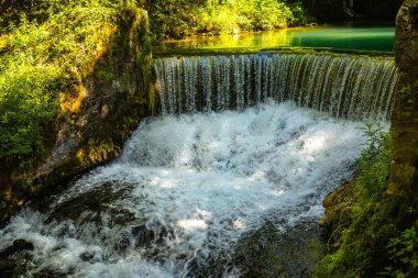 Krupajsko Vrelo (The Krupaj Springs) Sırbistan 'da, şelale ve mağaralarla dolu güzel bir su kaynağı. Açık mavi suyu iyileştiriyor.