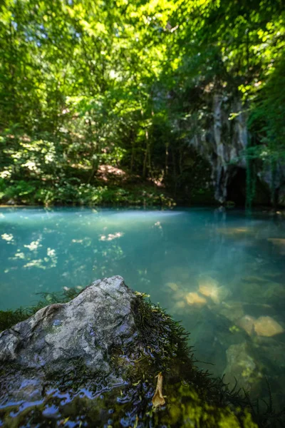 Krupajsko Vrelo Krupaj泉 位于塞尔维亚 美丽的泉水带瀑布和洞穴 治疗浅蓝色水 — 图库照片