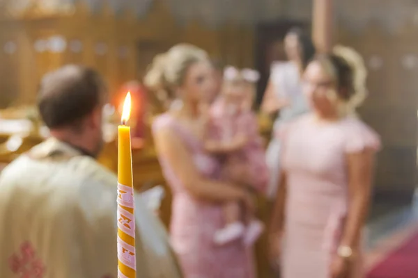 Brennende Kerze Bei Orthodoxer Taufe Mit Verschwommenem Hintergrund — Stockfoto