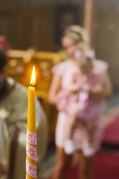 Hořící Svíčka Při Ortodoxním Křtu Rozmazaným Pozadím — Stock fotografie