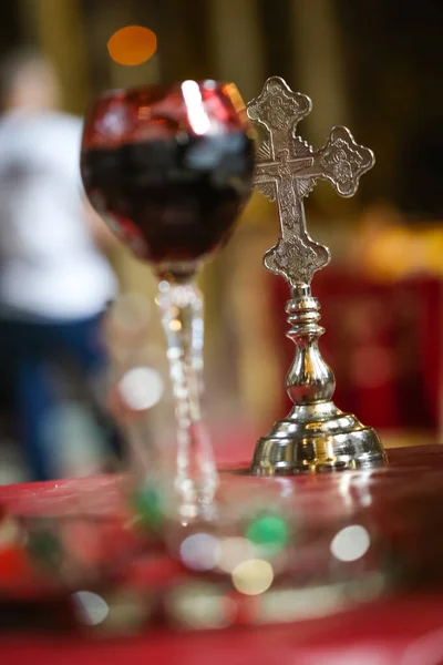 Goldkreuz Neben Wein Für Hochzeiten Der Orthodoxen Kirche Kirchliche Trauung — Stockfoto