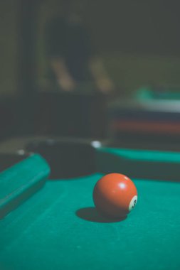 Kırmızı, 3 numara, bilardo masasında bilardo topu. Eski tarz gürültü efekti