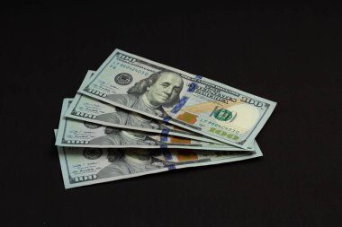 Yeşil kurdeleli siyah bir arka plan için 400 dolar.