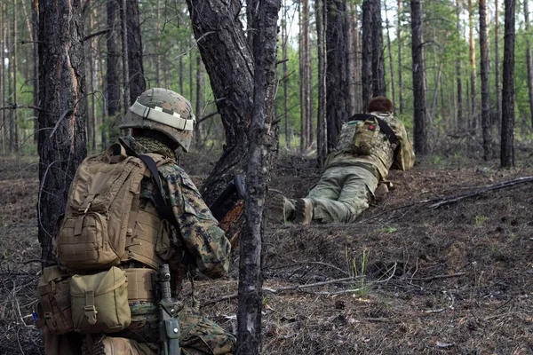 Zwei amerikanische Soldaten sind im Sommerwald unterwegs und warten auf das feindliche, aktive militärische Spiel Airsoft — Stockfoto