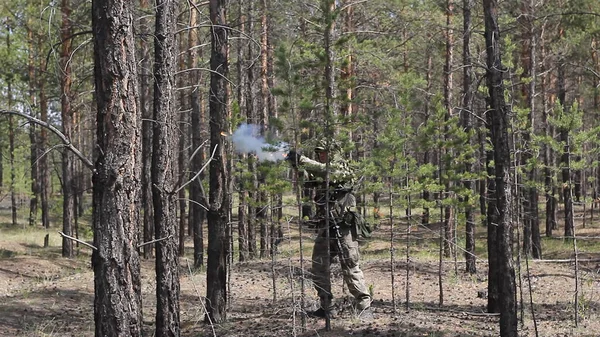 Vollbewaffneter amerikanischer Soldat schießt im Sommerwald, aktives militärisches Spiel Airsoft. — Stockfoto
