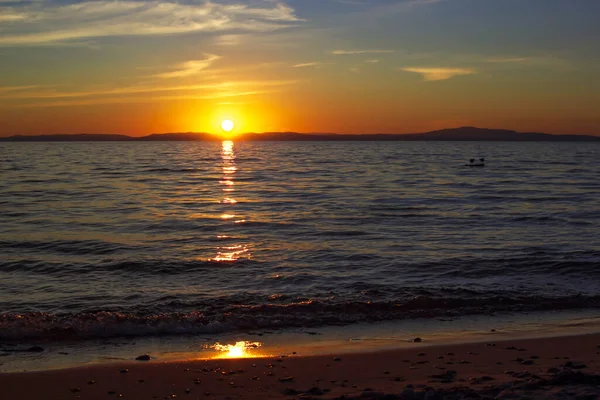 Schöner Malerischer Sonnenuntergang Baikalsee Dunklen Stimmungsvollen Farben Die Helle Sonne — Stockfoto