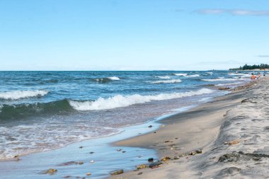 Baykal Gölü 'nde deniz manzarası. Vahşi sahilde köpük ve dalgalar. Yaz plajı tatili konsepti. Yaşam biçimi.