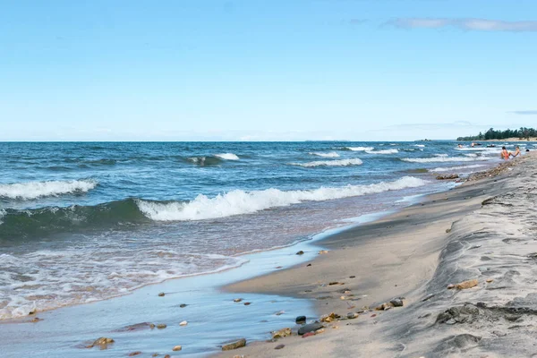 Baykal Gölü 'nde deniz manzarası. Vahşi sahilde köpük ve dalgalar. Yaz plajı tatili konsepti. Yaşam biçimi.