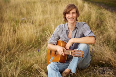 Gitarlı genç adam.