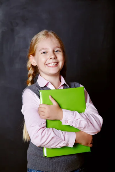 Schulkind auf Tafel-Hintergrund — Stockfoto