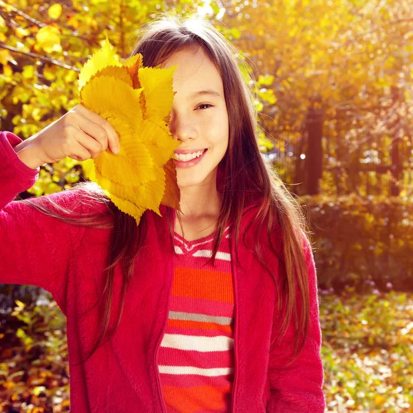 Flicka med blad — Stockfoto