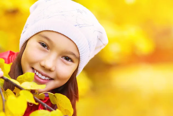 Girl in het najaar van — Stockfoto