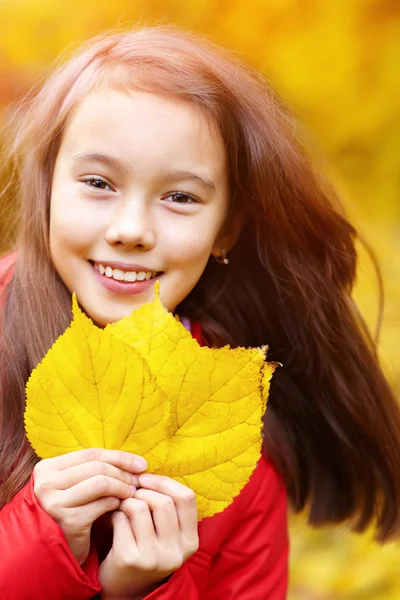 Fille avec des feuilles — Photo