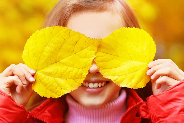 Ragazza con foglie — Foto Stock