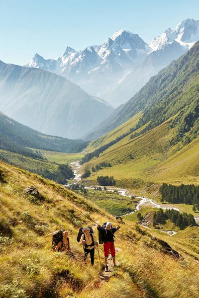 Excursionistas en la montaña — Foto de Stock