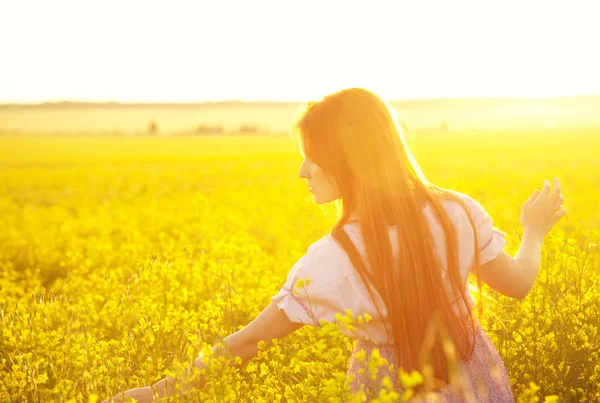 Femme rousse en plein air — Photo