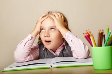 bir kitap ile kız öğrenci