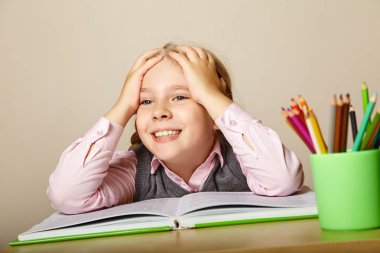 bir kitap ile kız öğrenci