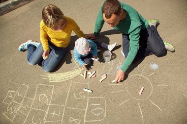 aile beraberlik tebeşir asfaltta