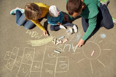 aile beraberlik tebeşir asfaltta