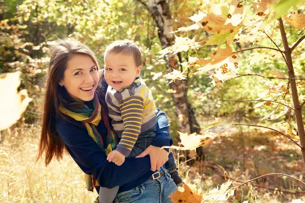 Young mother with her baby — Stock Photo, Image