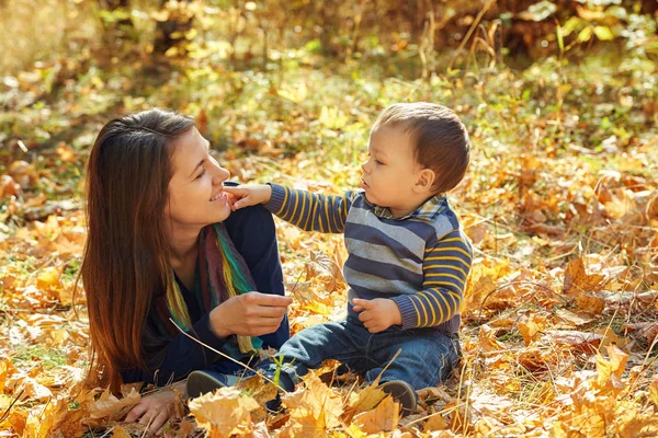 Ritratto All Aperto Una Giovane Madre Con Suo Bambino Giocare — Foto Stock