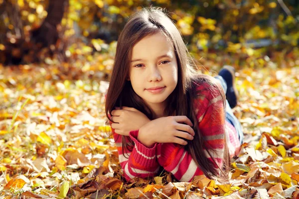 Lachende tienermeisje in de herfst — Stockfoto