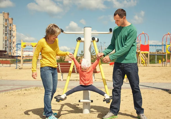 Bambino con i genitori al parco giochi — Foto Stock