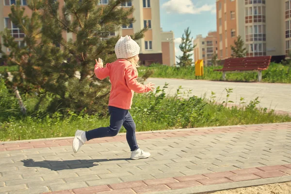 Bambino piccolo che corre — Foto Stock