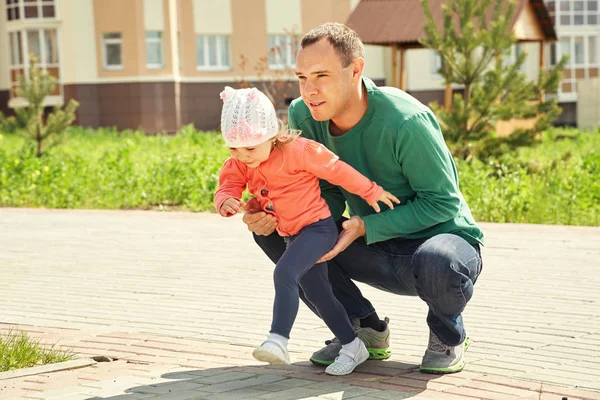 Ребенок и папа играют — стоковое фото
