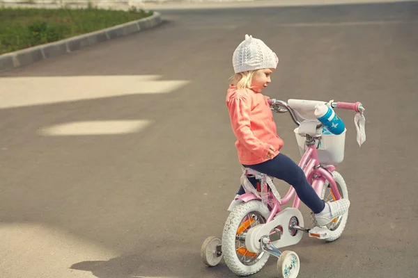 Klein meisje rijden een fiets — Stockfoto