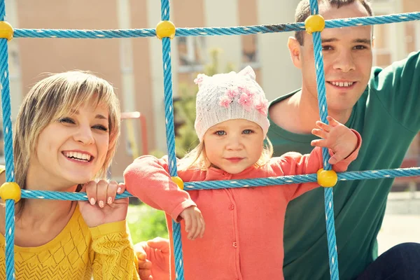 Kind mit Eltern auf dem Spielplatz — Stockfoto