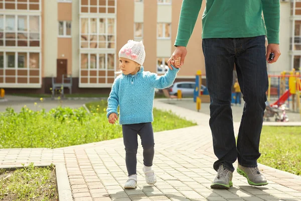 Walking barn och pappa — Stockfoto