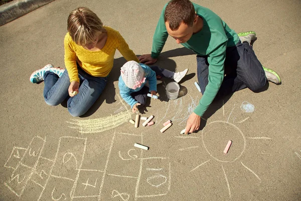 aile beraberlik tebeşir asfaltta