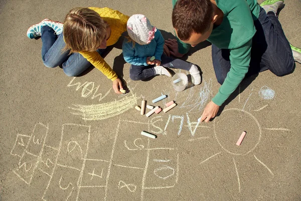 aile beraberlik tebeşir asfaltta